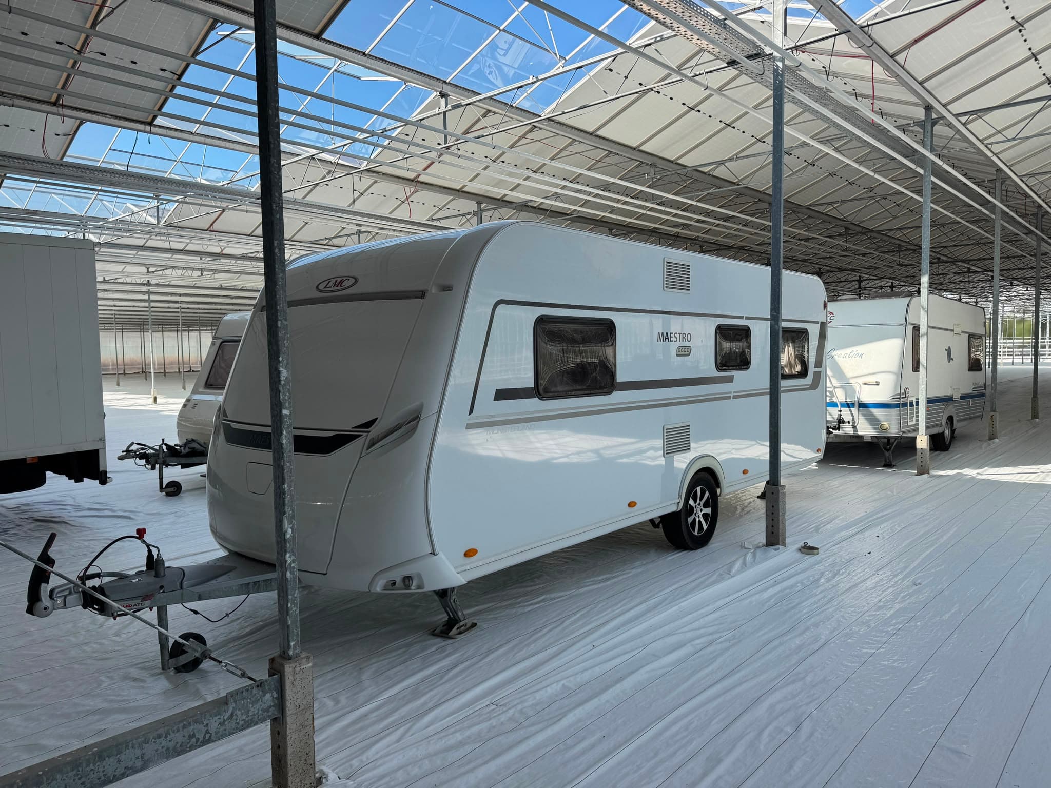 Caravan van dichtbij in de overdekte stalling van Stalling Brielle