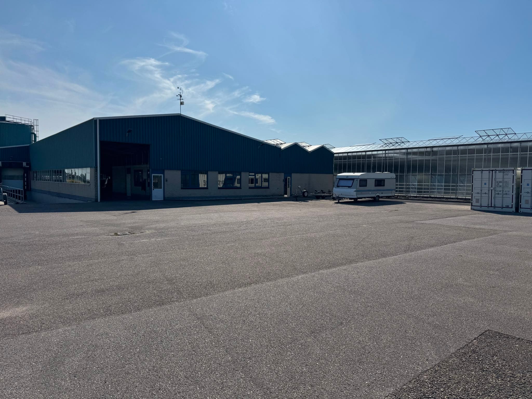 Ingang en parkeerterrein bij Stalling Brielle