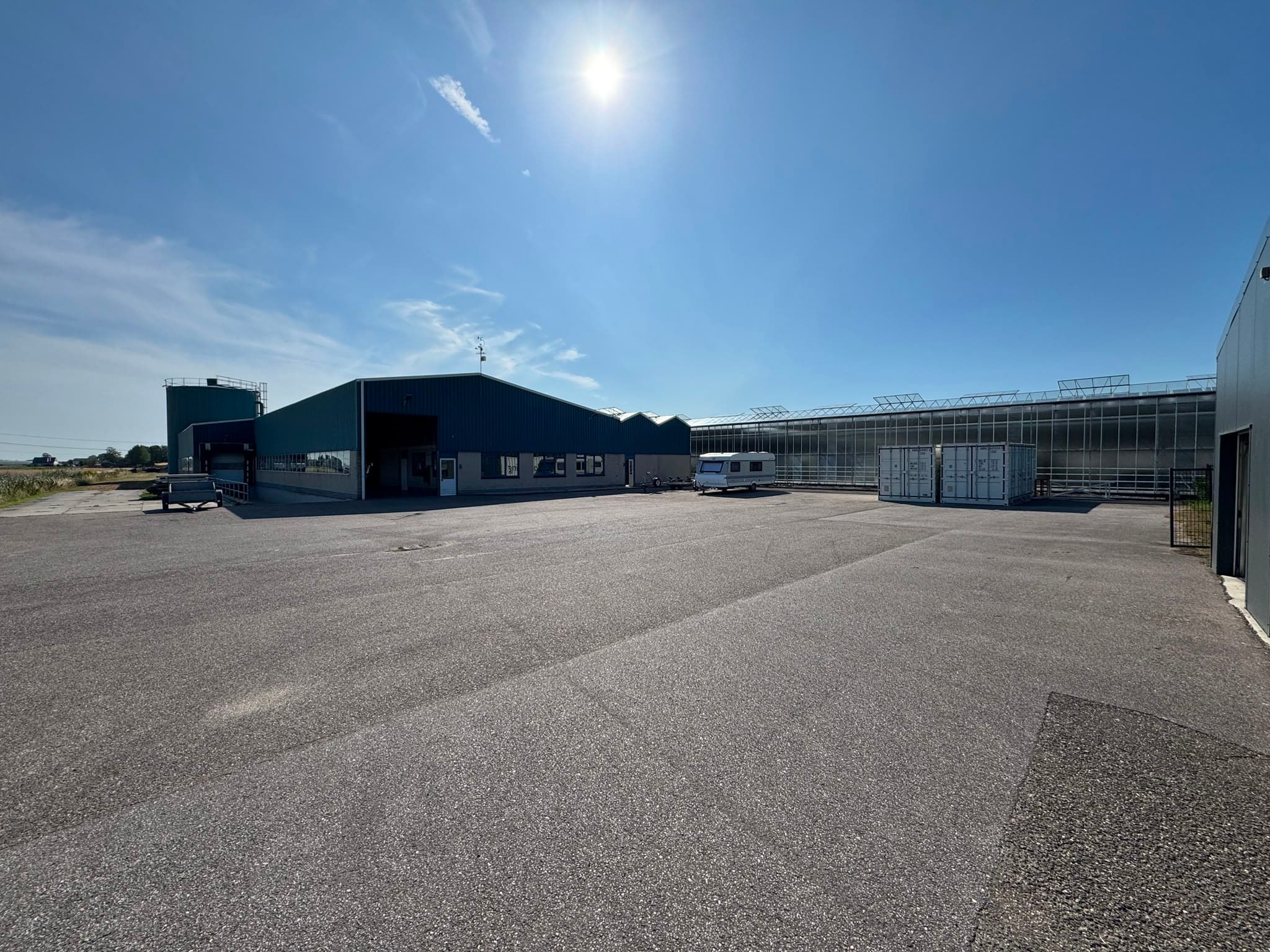 Buitenaanzicht van de stallingshal en kas van Stalling Brielle