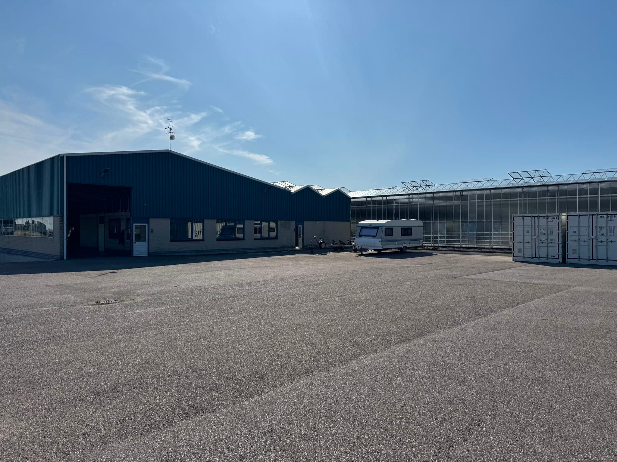 Buitenaanzicht van de stallingshal en kas van Stalling Brielle